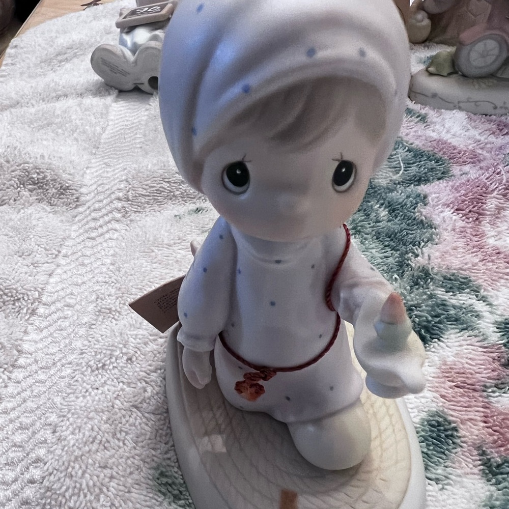 Precious Moments Figurine with Candle
Jesus is the light that shines 1983